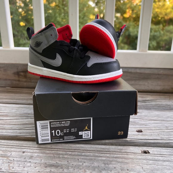 Toddler Jordan sneakers - Picture 2 of 3